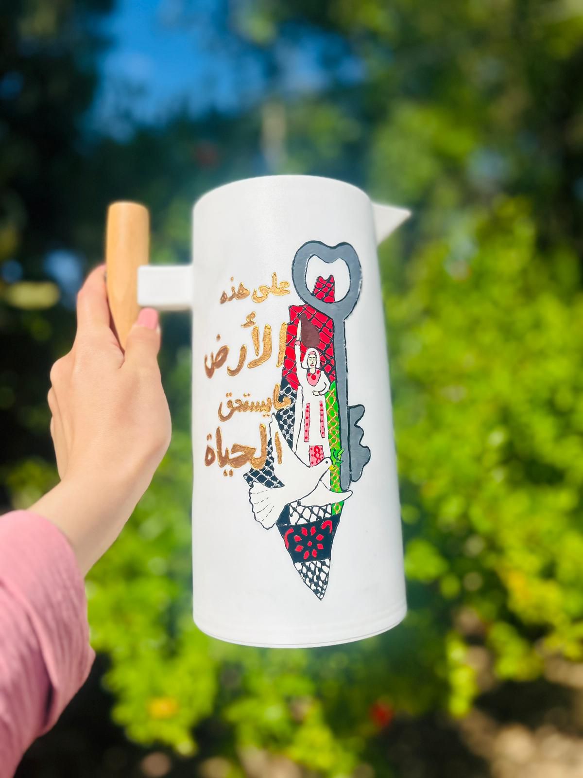دلة قهوة مزينة بخريطة فلسطين